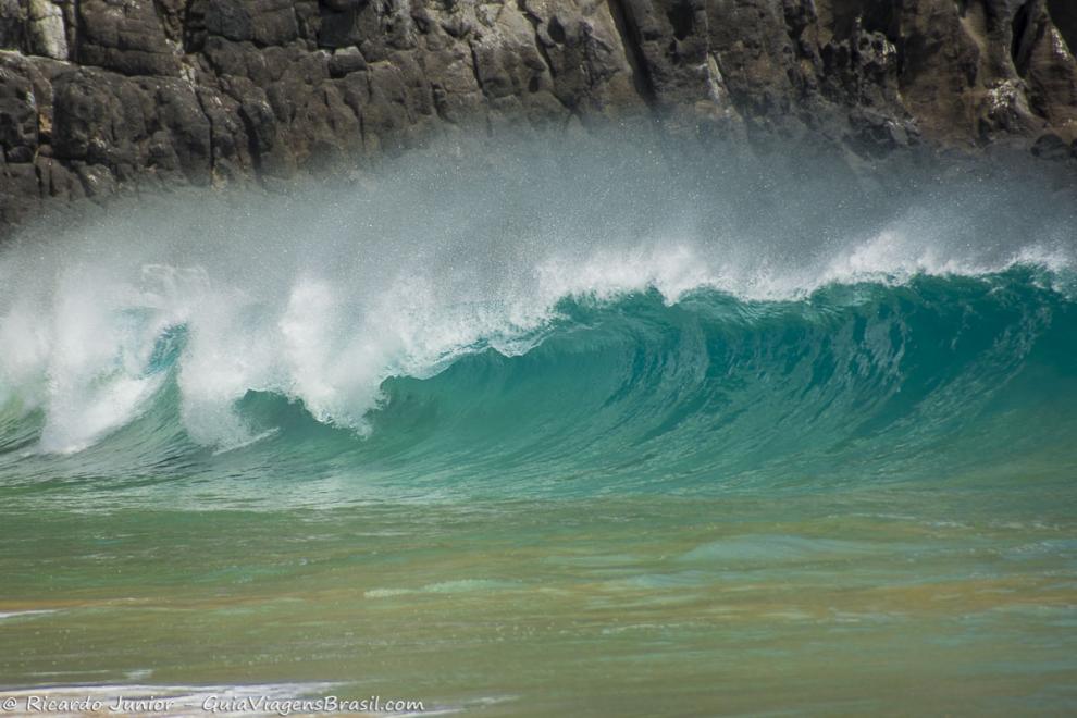 Imagem de ondas incríveis das ondas cristalinas de Fernando de Noronha.